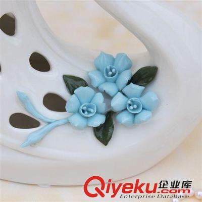工藝分類 現(xiàn)代簡(jiǎn)約貼花動(dòng)物孔雀家居裝飾品擺件 陶瓷工藝品 商務(wù)禮品-義烏市窩窩家工藝品提供工藝分類 現(xiàn)代簡(jiǎn)約貼花動(dòng)物孔雀家居裝飾品擺件 陶瓷工藝品 商務(wù)禮品的相關(guān)介紹、產(chǎn)品、服務(wù)、圖片、價(jià)格義烏市窩窩家工藝品、陶瓷工藝品;樹脂工藝品;家居日用品;玻璃制品;仿真花批發(fā);工藝品